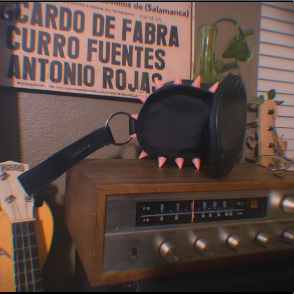 Chic gothic wristlet - Picture 3 of 3